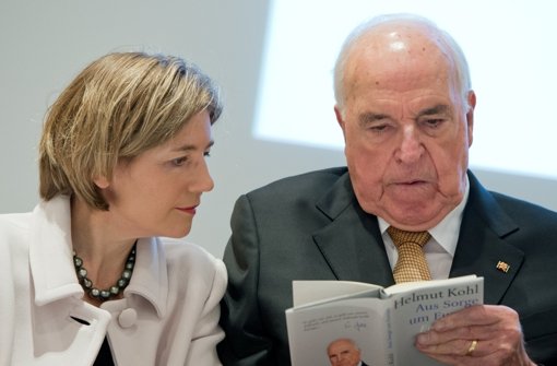 Über Europa besorgt: Altkanzler Helmut Kohl mit seiner Frau bei seiner Buchvorstellung in Frankfurt. Foto: dpa