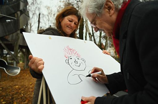 Das Sams ist die bekannteste Figur des Kinderbuchautors und Illustrators Paul Maar (rechts). Jetzt feiert sein Wesen mit den Wunschpunkten 50. Geburtstag. Foto: Nicolas Armer/dpa