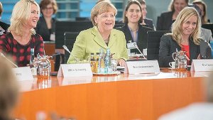 Kanzlerin Angela Merkel (Mitte) hat weibliche Führungskräfte zur Konferenz Frauen in Führungspositionen im Bundeskanzleramt in Berlin empfangen. Foto: dpa