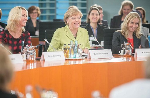 Kanzlerin Angela Merkel (Mitte) hat weibliche Führungskräfte zur Konferenz Frauen in Führungspositionen im Bundeskanzleramt in Berlin empfangen. Foto: dpa