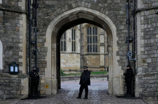 Polizisten bewachen das Tor von Schloss Windsor am ersten Weihnachtstag. Foto: dpa/Alastair Grant