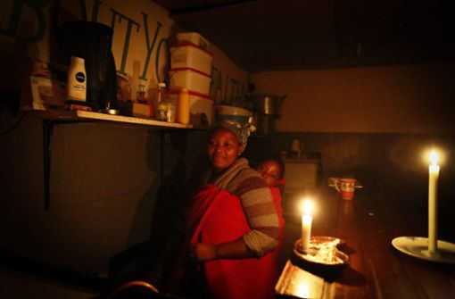 im Dunkeln: Familie ohne Strom in Kapstadt. Foto: dpa/Nic Bothma