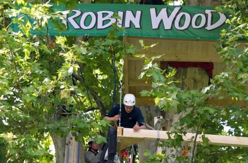 Aktivisten der Umweltschutzorganisation Robin Wood arbeiten im September 2010 an der Fertigstellung eines Baumhauses im Schlossgarten  Foto: dpa