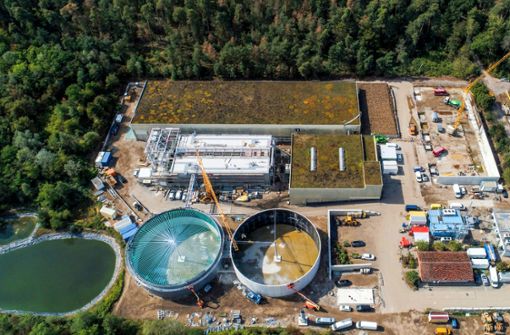Die Biomüllvergärungsanlage – hier ein Luftbild vom August 2019– liegt mitten in einem Wald. Foto: BVB Biogutvergärung