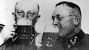 Auf ein Bier nach dem Massenmord: KZ-Kommandant Gottlieb Hering und seine „rechte Hand“ SS-Oberscharführer Heinrich Gley. Foto: Wikipedia