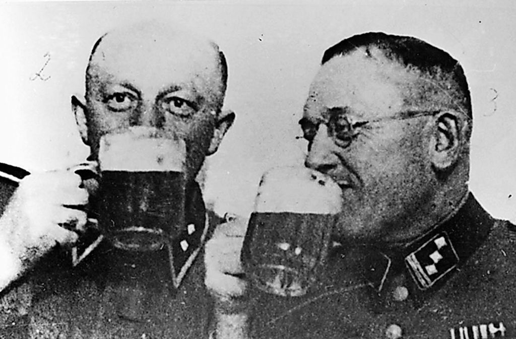 Auf ein Bier nach dem Massenmord: KZ-Kommandant Gottlieb Hering und seine „rechte Hand“ SS-Oberscharführer Heinrich Gley.