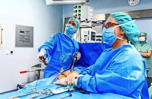 Wird der Leistenbruch minimalinvasiv operiert, schauen die Ärzte vor allem auf einen Monitor statt auf den Bauch. Foto: Michael Raubold Photographie
