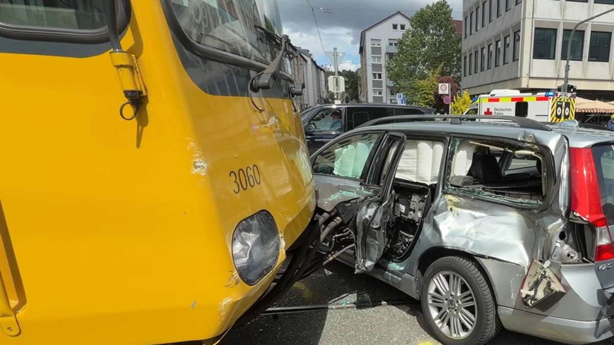 Stuttgart-West - Stadtbahnunfall fordert fünf Verletzte und hohen Schaden