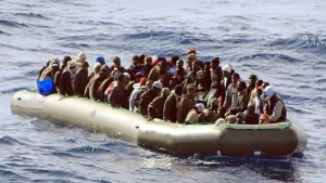 Auf  Schlauchbooten versuchen Flüchtlinge, die rettende Insel zu erreichen. Foto: dpa