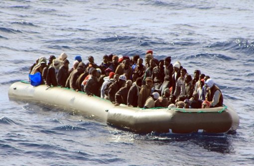 Auf  Schlauchbooten versuchen Flüchtlinge, die rettende Insel zu erreichen. Foto: dpa