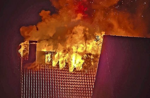 Der Dachstuhl eines Einfamilienhauses in Steinheim brannte lichterloh. Foto: Karsten Schmalz