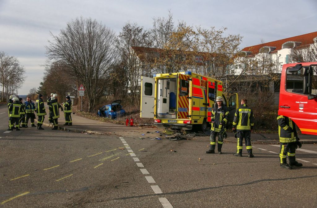 Am Samstagnachmittag kollidierten die Rettungskräfte mit einem Auto auf der Kreuzung Stuttgarter Straße/Tobelstraße/Stiegelwiesenstraße, als sie stadtauswärts in Richtung Salach fuhren.