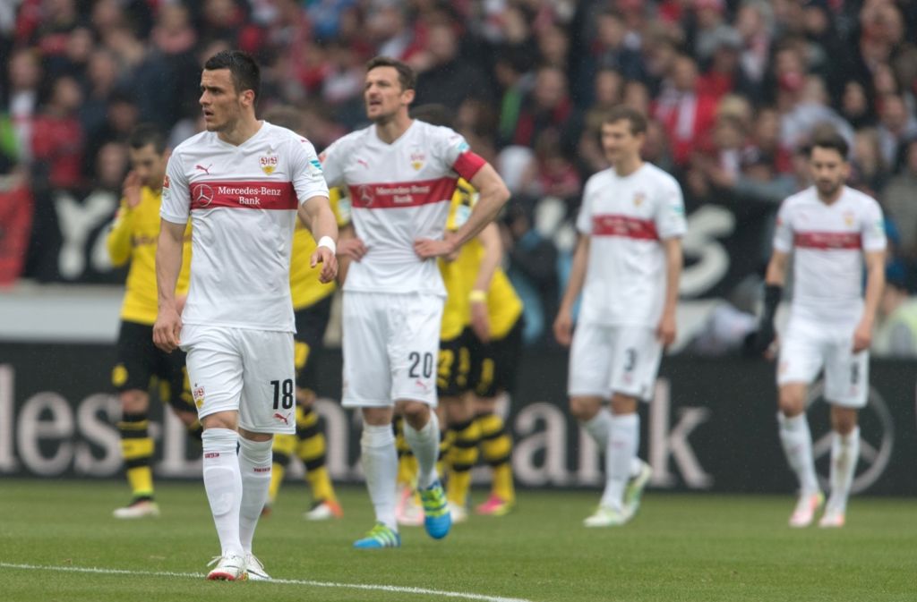 Die Spieler des VfB Stuttgart lassen nach der deutlichen Niederlage die Köpfe hängen.