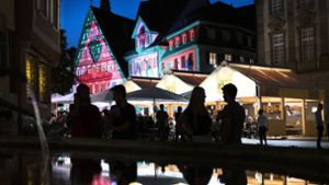 Auch heute erleuchten die Fassaden der Fachwerkhäuser am Marktplatz  per Installation der Lichtkünstler Nina und Daniel Liewald aus Tübingen. Foto: Horst Rudel