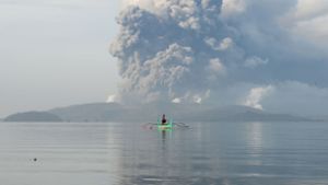 Der Vulkan Taal spuckt eine gewaltige Aschewolke aus. Foto: AFP/TED ALJIBE
