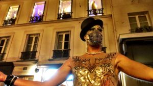Die Travestie-Truppe Mixity stemmt sich in Paris mit einer sehr speziellen Revue-Show gegen die Corona-Tristesse. Die Bühne ist die Straße und fünf Fenster eines Wohnhauses. Foto: Krohn/Krohn