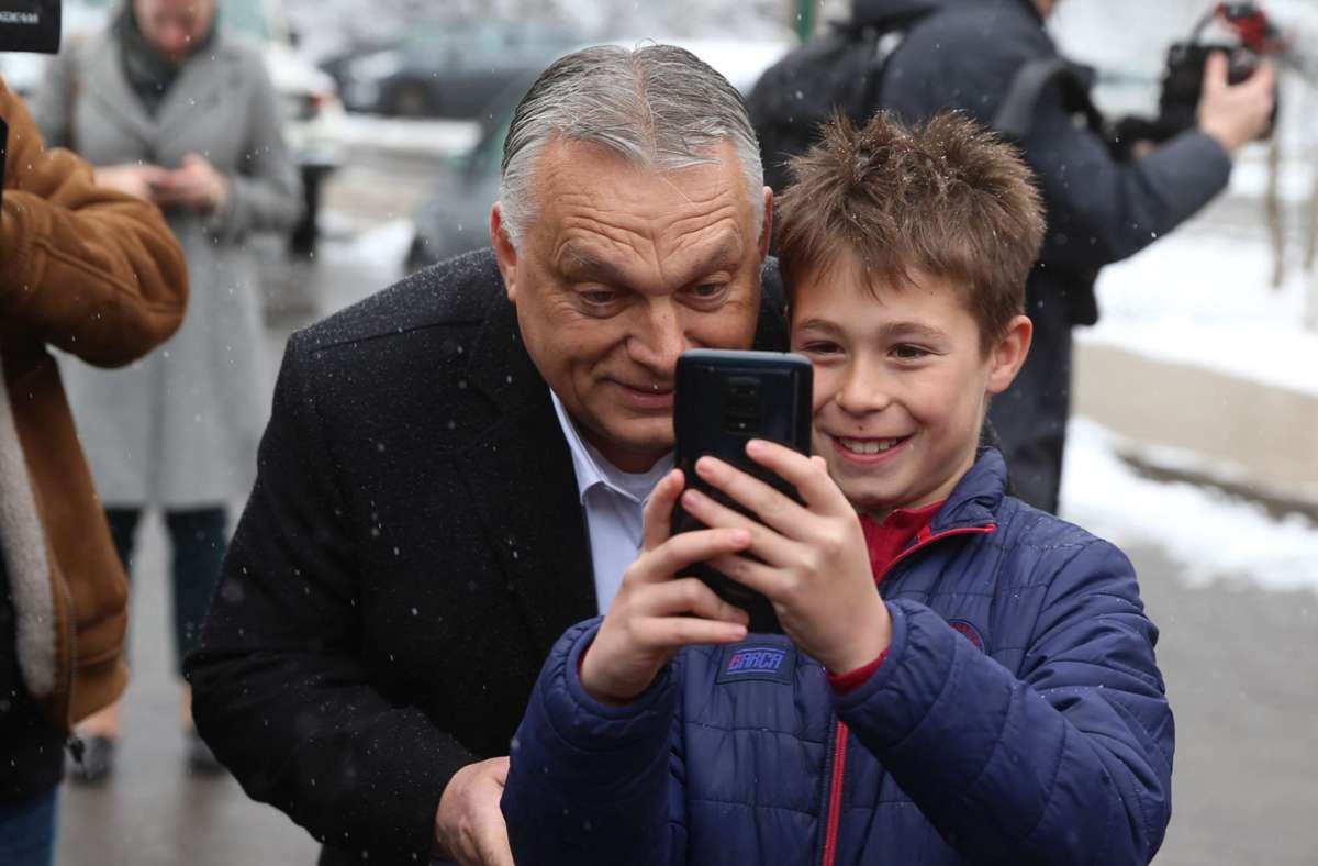 Ungarns Premier Victor Orban gibt sich volksnah und hat die Wahlen deutlich gewonnen. Doch die EU macht sich Sorgen um die Demokratie in den Land und hat nun reagiert. Foto: AFP/FERENC ISZA