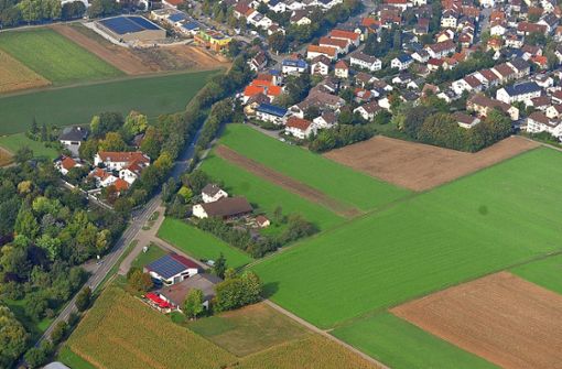 Auf der Fläche rechts von der Affalterbacher Straße könnte das Neubaugebiet entwickelt werden. Foto: (Werner Kuhnle)