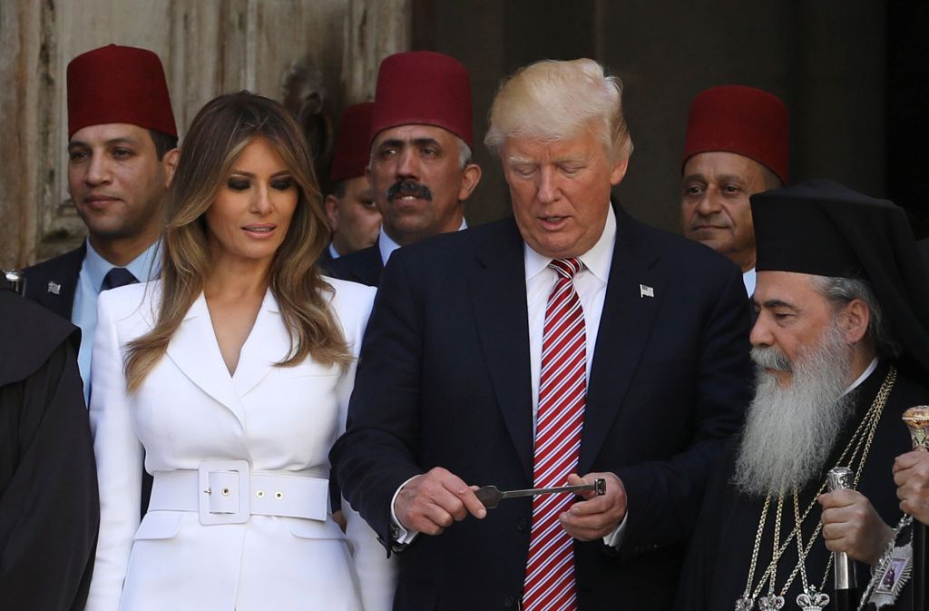 US-Präsident Donald Trump und First Lady Melania Trump betrachten den Schlüssel zur Grabeskirche in Jerusalem. Foto: POOL