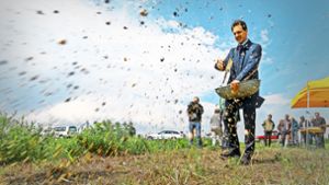 Der stellvertretende Landrat Martin Wuttke sät symbolisch Samen aus. Foto: factum/Granville