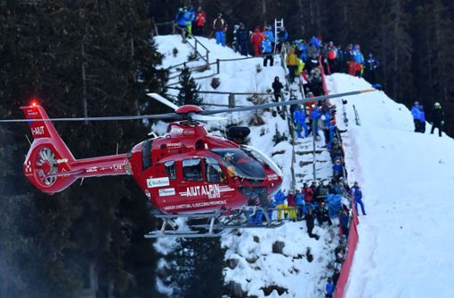 Marc Gisin musste nach seinem Horror-Sturz bei der Weltcup-Abfahrt in Gröden ins Krankenhaus geflogen werden. Foto: AFP