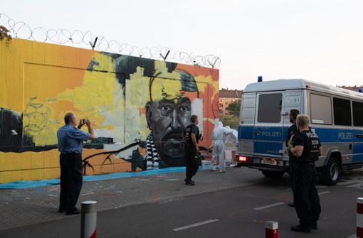 Handwerker übermalen das Wandbild des ermordeten Intensivtäters Nidal R. am Tempelhofer Feld. Nidal R. war in der Nähe von bislang unbekannten Tätern erschossen worden. Die Arbeiten erfolgten unter Polizeischutz. Foto: dpa