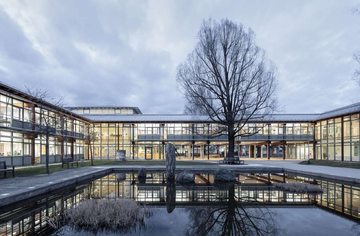 So einladend kann ein Landratsamt sein: Der Erweiterungsbau in Starnberg von Auer Weber Architekten aus Stuttgart/München   ist Sieger des DAM-Preises 2023.