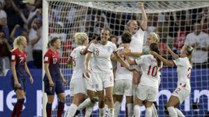 Englands Fußballfrauen bejubeln das 3:0. Foto: dpa