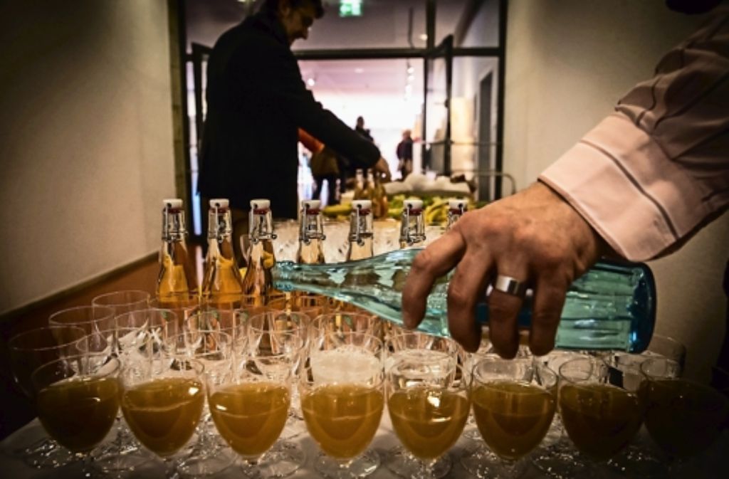 Im Rathaus werden am Mittwoch Getränke ausgeschenkt – das gibt es noch, aber  Fremdveranstalter sollen die Gläser mitbringen und daheim spülen. Foto: Lichtgut/Achim Zweygarth