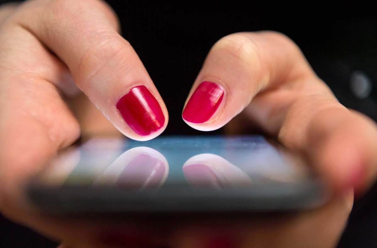 Bei der Betrugsmasche erhalten Betroffene demnach eine SMS auf ihr Smartphone, das die Verfolgung eines Pakets ankündigt. (Symbolbild) Foto: dpa/Sebastian Gollnow