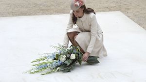Auf dem Soldatenfriedhof im belgischen Mons legt Herzogin Kate Blumen nieder. Foto: Getty Images Europe