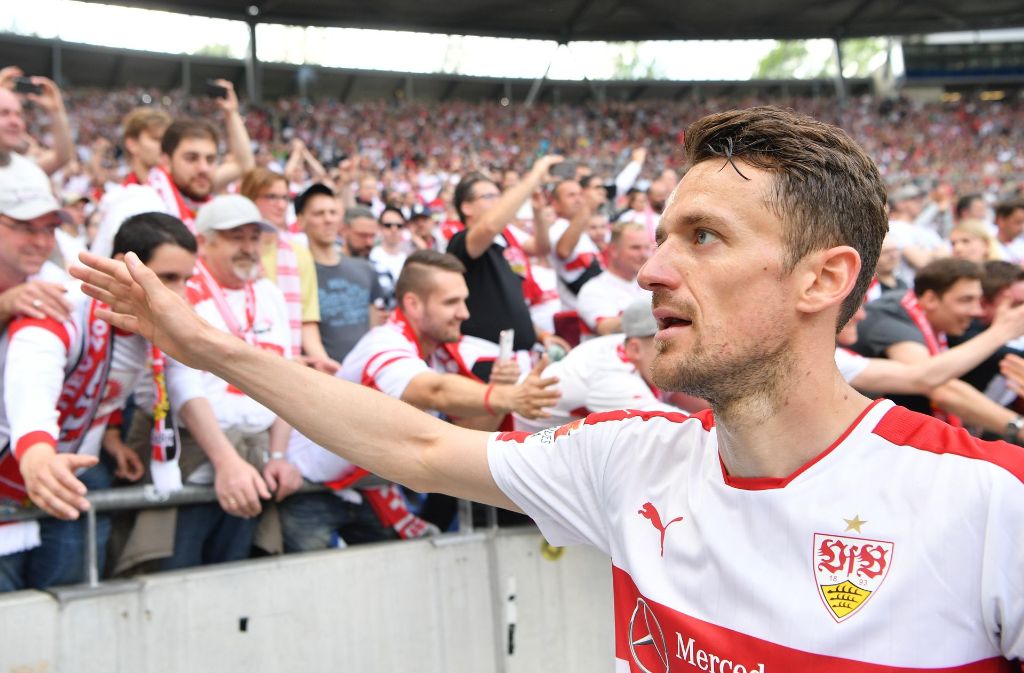 VfB-Kapitän Gentner bedankt sich in Hannover bei den Fans. Gefeiert wird erst am Sonntag. Foto: Getty