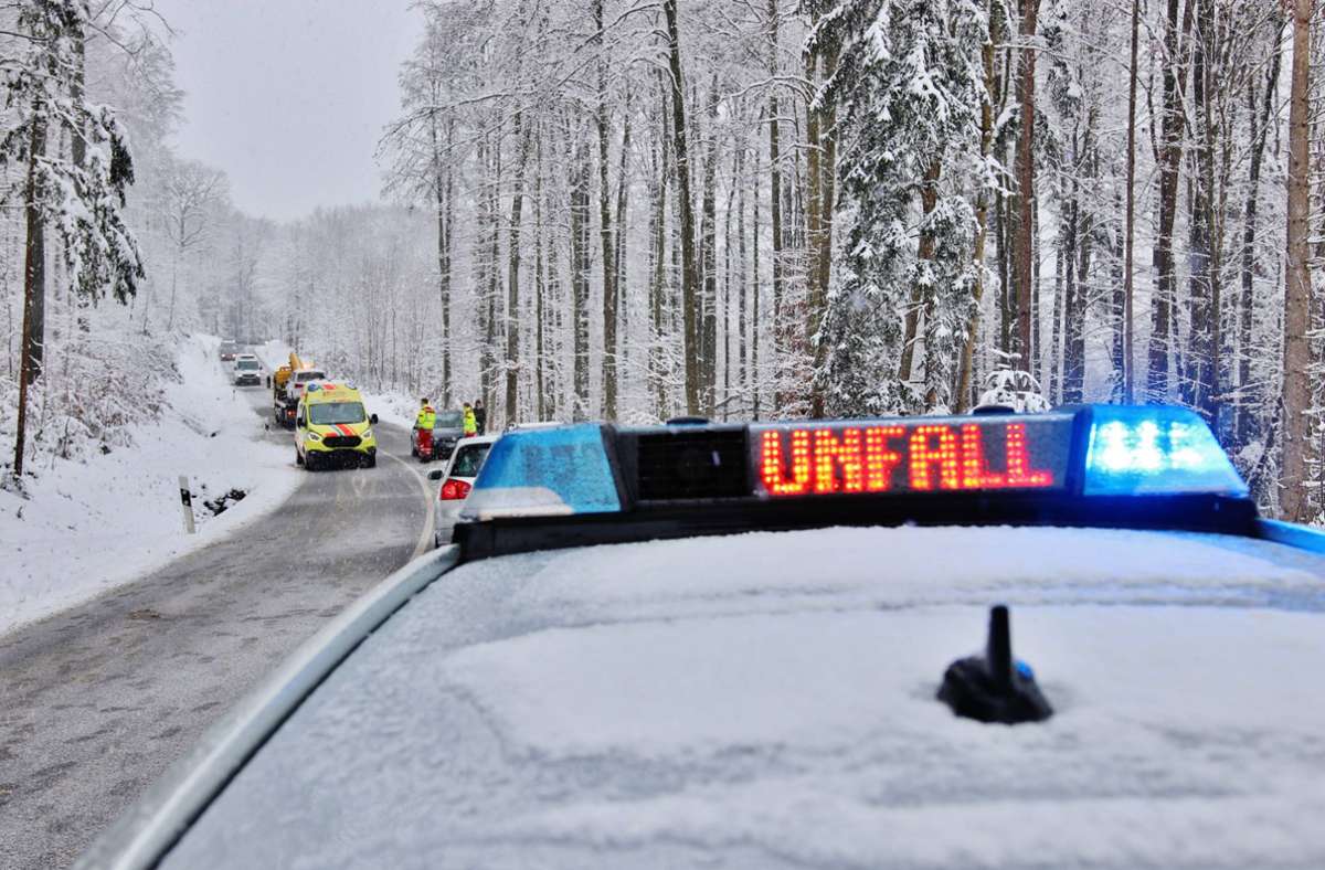 Der Unfallort im verschneiten Winterwald: Die Landesstraße beim Stöckenhof. Foto: 7aktuell.de/Kevin Lermer