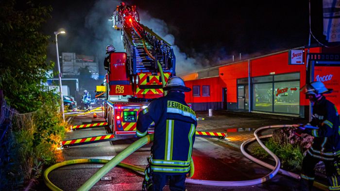 Mindestens 250.000 Euro Schaden bei Brand in Firmenhalle