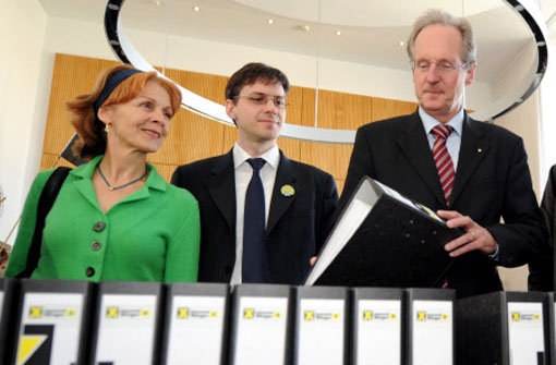 Wolfgang Schuster (r) nimmt am Montag im Rathaus in Stuttgart insgesamt 35.600 Unterschriften gegen Bahnprojekt Stuttgart 21 entgegen. Foto: dpa