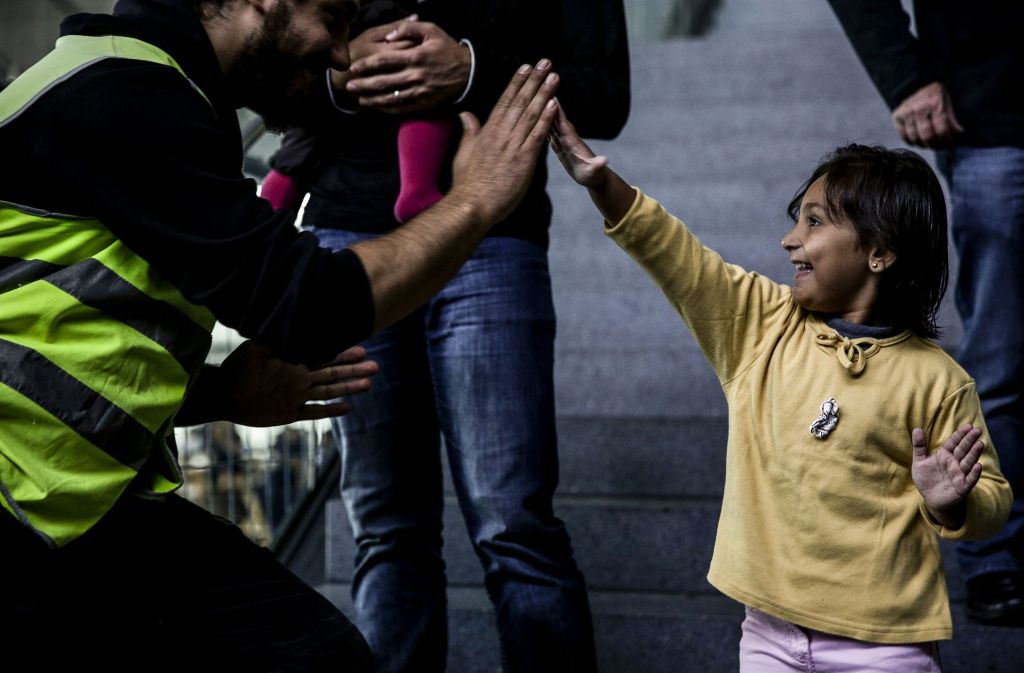 Ein Augenblick gelebter Willkommenskultur, aufgenommen im  Oktober  2015. Inzwischen  haben sich die Verhältnisse in der Flüchtlingshilfe wieder   beruhigt. Foto: Lichtgut/Leif Piechowski