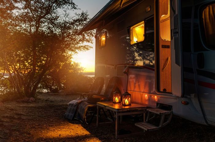Wer seinen Urlaub mobil im Wohnwagen oder Wohnmobil verbringen möchte, sucht sich einen möglichst schönen Campingplatz.