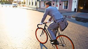 Es gibt viele gute Gründe, auf dem  Weg zur  Arbeit das Fahrrad zu nehmen – vorausgesetzt, der Weg ist nicht allzu weit. Foto: Drobot Dean – Adobe Stock