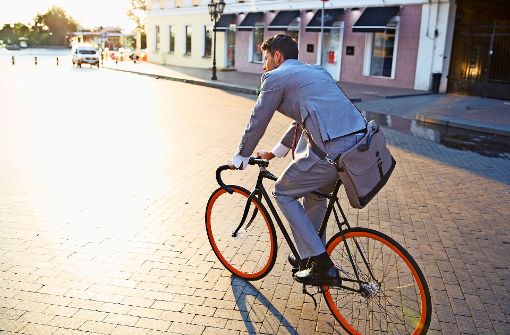 Es gibt viele gute Gründe, auf dem  Weg zur  Arbeit das Fahrrad zu nehmen – vorausgesetzt, der Weg ist nicht allzu weit. Foto: Drobot Dean – Adobe Stock