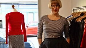 Johanna Hellmich betreibt die Boutique „Schmachtfetzen“ mit einem nachhaltigen Anspruch. Es ist ihr wichtig, wo und wie ihre Kleider produziert werden. Foto: Nina Ayerle