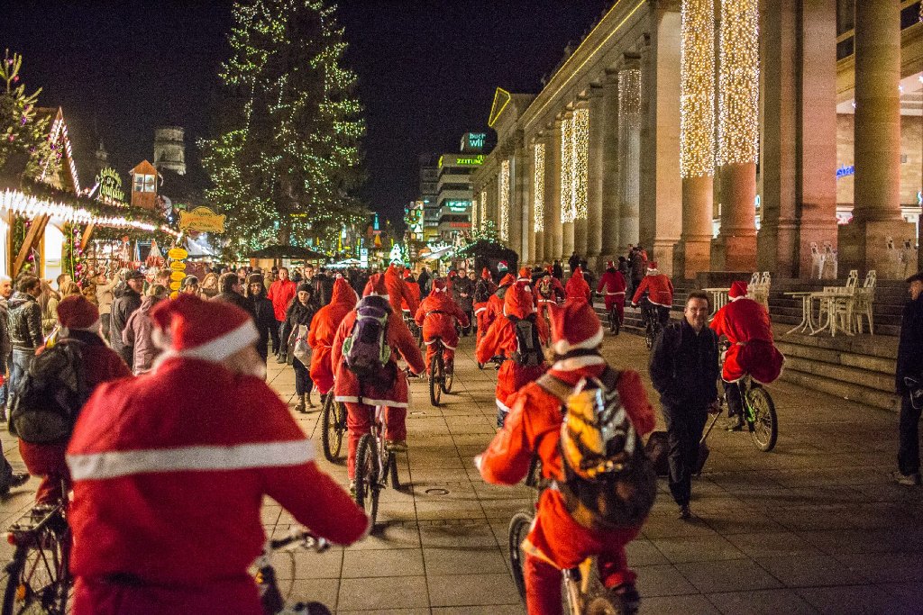 Die Stuttgarter Downhill-Community hat sich am Nikolaustag zum alljährlichen Nikolausride durch die Innenstadt getroffen.