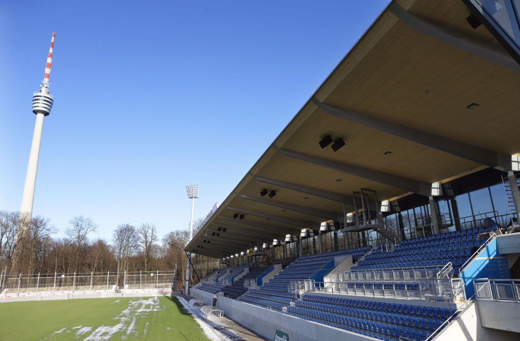 Die Infrastruktur: Mit dem Gazistadion auf der Waldau haben die Stuttgarter Kickers ein drittligataugliches Stadion. Die Gesamtkapazität beträgt 11 544,  davon sind 2211  überdachte Sitzplätze. Andere Aufstiegskonkurrenten in der Oberliga, wie der FSV 08 Bissingen, der SGV Freiberg oder der 1. Göppinger Sportverein, müssten sich bei einem Sprung nach oben über ihre jeweiligen Heimspielstätten Gedanken machen. Zu Risikospielen müssten diese Clubs in andere Stadien ausweichen. Auch der ADM-Sportpark in Degerloch bietet mit seinem Nachwuchsleistungszentrum (NLZ) gute Trainingsmöglichkeiten für die Jugend der Kickers. Derzeit spielen die U19, die U17, die U16 und die U15 allesamt in den höchsten Spielklassen. Die Geschäftsstelle um den hauptamtlichen Geschäftsführer Marc-Nicolai Pfeifer und den Organisationschef Kim Stehle ist professionell aufgestellt.