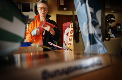 Aus Planen und Fahnen werden Taschen und Rucksäcke: Silke Müller-Zimmermann beim Upcycling im Bazärle in Weissach Foto: Gottfried Stoppel
