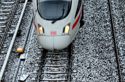 Nach dem Zusammenstoß mit einem Hirsch Gegenstand ist ein ICE der Deutschen Bahn am Donnerstagabend vorübergehend auf der Strecke Hamburg - Berlin liegengeblieben. (Symbolbild) Foto: dpa