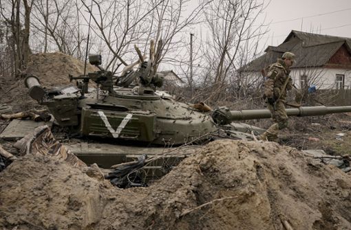 A Ukrainian soldier passes by an abandoned Russian army tank in the town of Andriyivka.  Photo: AP / dpa / Vadim Ghirda