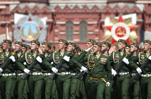 Stolz und Pathos marschiert in Moskau mit. Foto: AP/Alexander Zemlianichenko