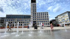 Die Sprudler am Stuttgarter Rathaus – in der Landeshauptstadt wird es heiß. Foto: IMAGO/Wilhelm Mierendorf