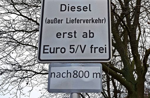 Neues Schild an der Theodor-Heuss-Straße. Foto: z