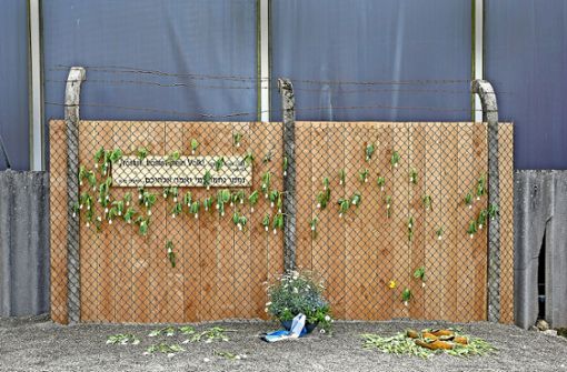 Dieses Zaunelement erinnert in Geislingen an den Standort des ehemaligen KZ-Außenlagers in der Heidenheimer Straße. Foto: Jennewein