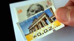 Die Deutsche Post darf 2014 das Briefporto von 58 auf 60 Cent erhöhen. Die Bundesnetzagentur genehmigte die Anhebung der Preise. Foto: dpa